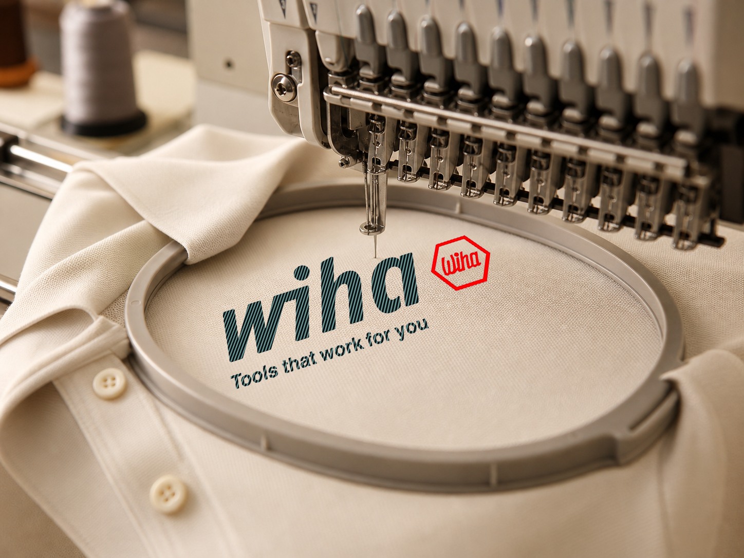 Stickmaschine stickt das Wiha-Logo auf ein Poloshirt
