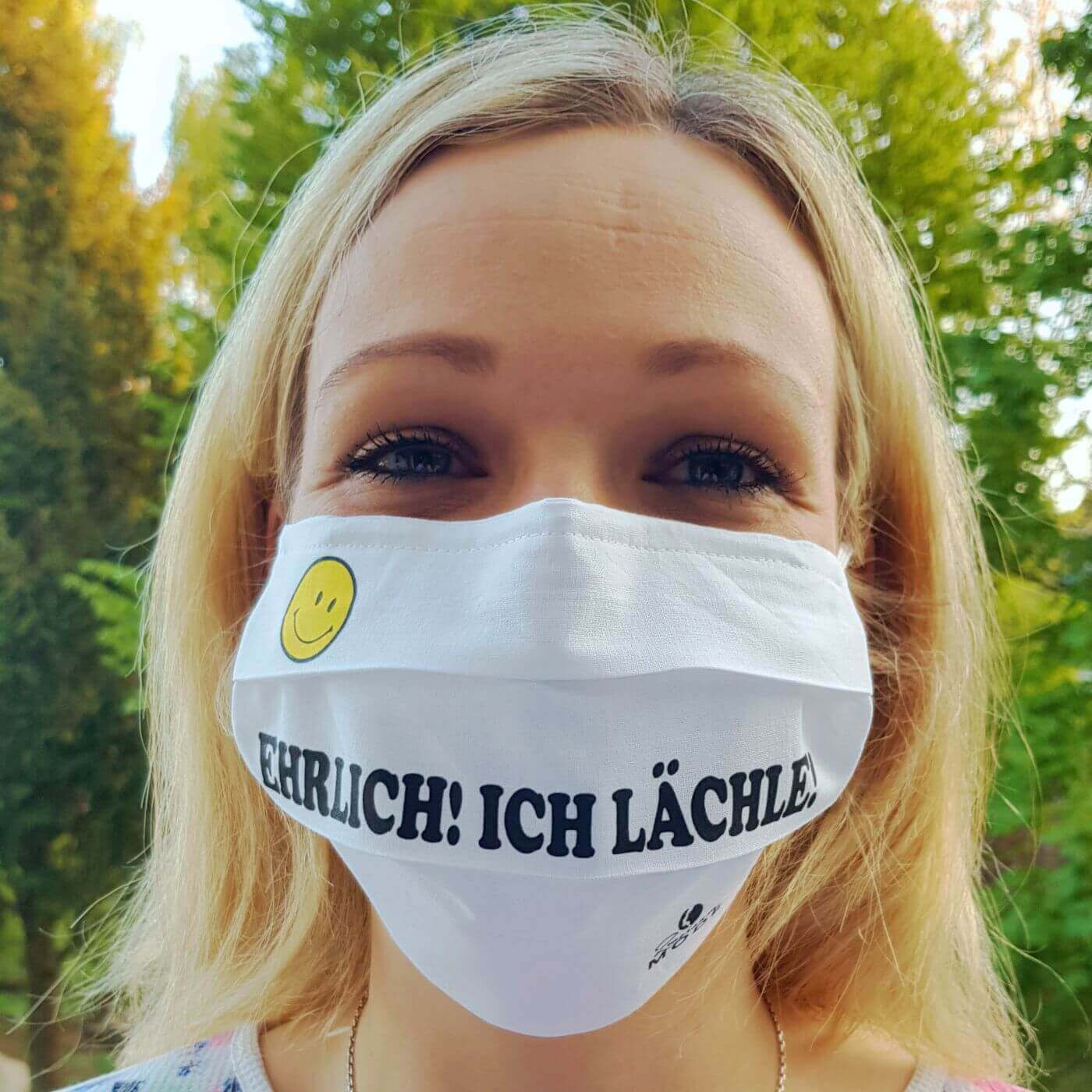Gesichtsmaske Mund - Nasenschutz wiederverwendbar lustig mit Humor / Sprüche mit "Ehrlich! Ich Lächle!" aus Schonach im Schwarzwald