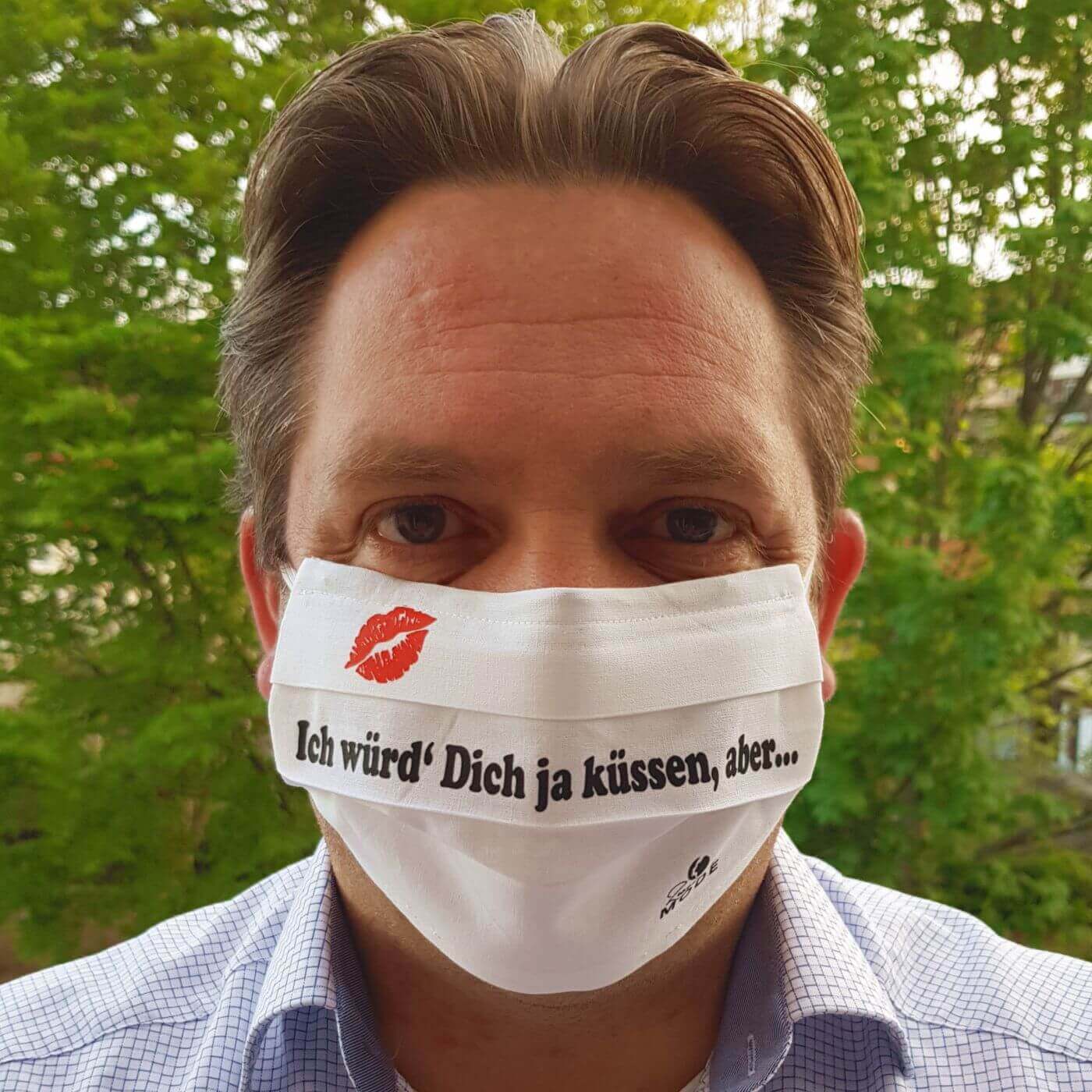 Gesichtsmaske Alltagsmaske Baumwolle wiederverwendbar Handarbeit Humor / Spruch "Ich würd' Dich ja küssen, aber" aus Schonach im Schwarzwald Bild mit Mann