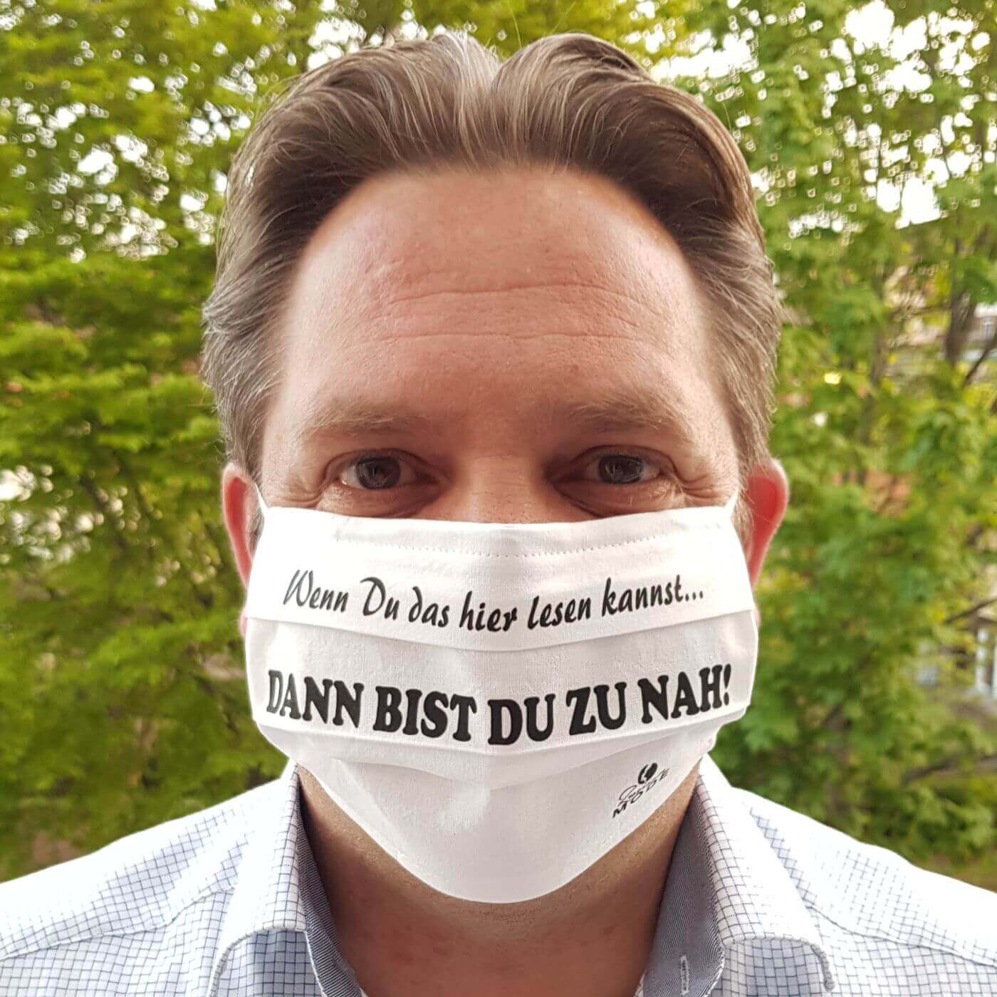 Gesichtsmaske Alltagsmaske Baumwolle wiederverwendbar Handarbeit Humor / Spruch "Wenn Du das lesen kannst, dann bist Du zu nah!“ aus Schonach im Schwarzwald Bild mit Mann