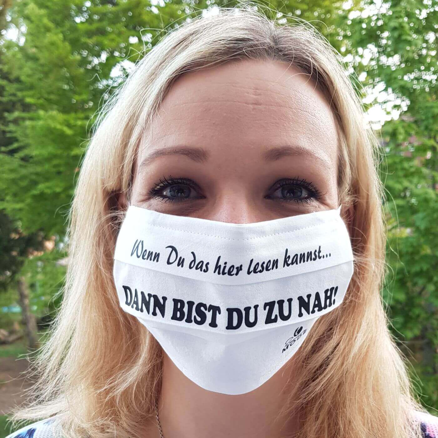Gesichtsmaske wiederverwendbar lustig mit Humor / Sprüche mit "Wenn Du das lesen kannst, dann bist Du zu nah!" aus Schonach im Schwarzwald