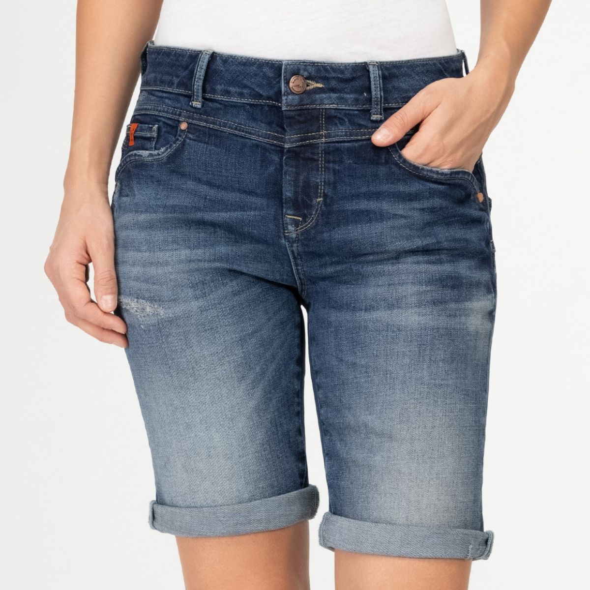 Damen Bermuda Short PAM von MOD, Miracle of Denim Form SP20-2032 in Atlas Blue von getragen vorne
