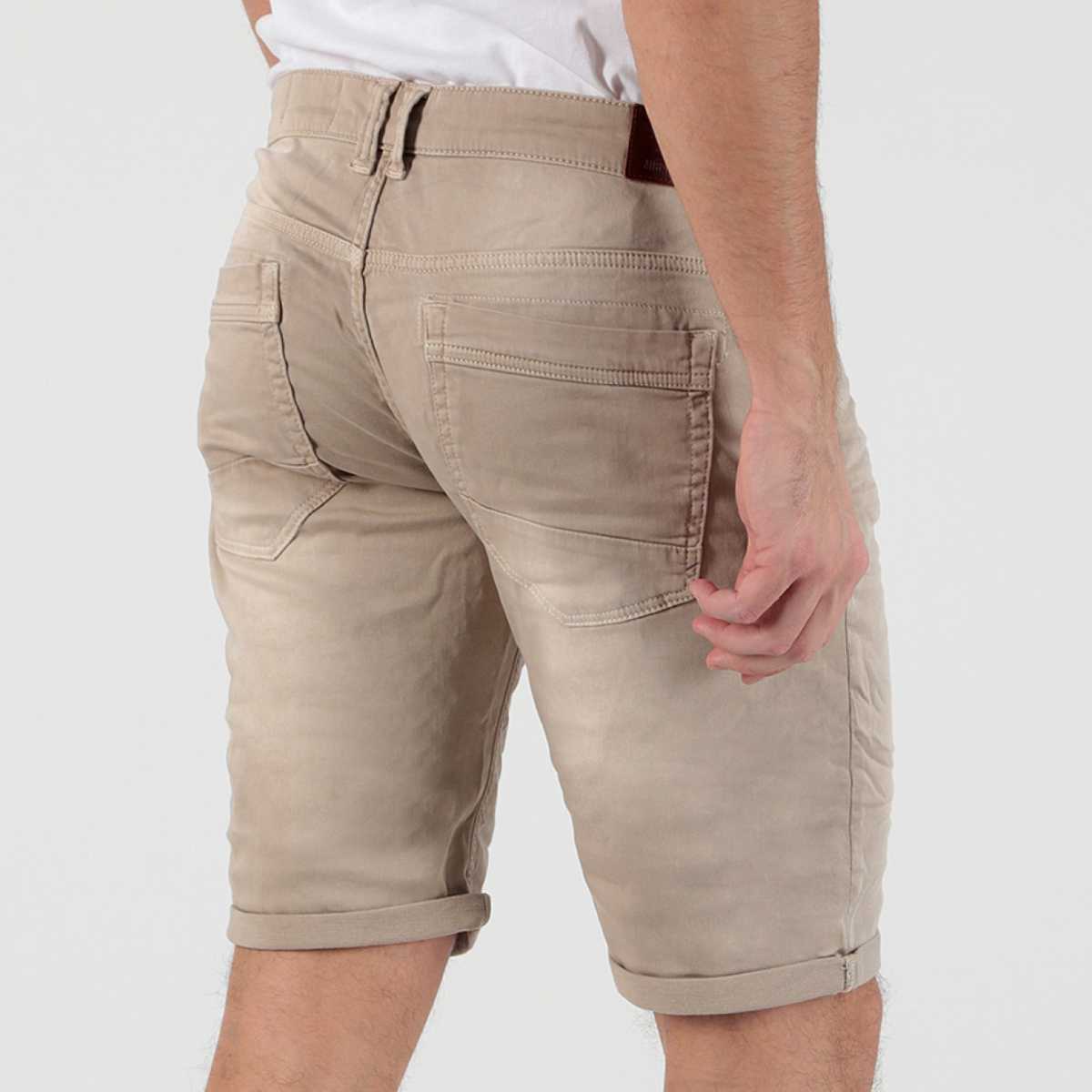herren short von miracle of denim thomas su20-1014 warm sand 3069  angezogen hinten