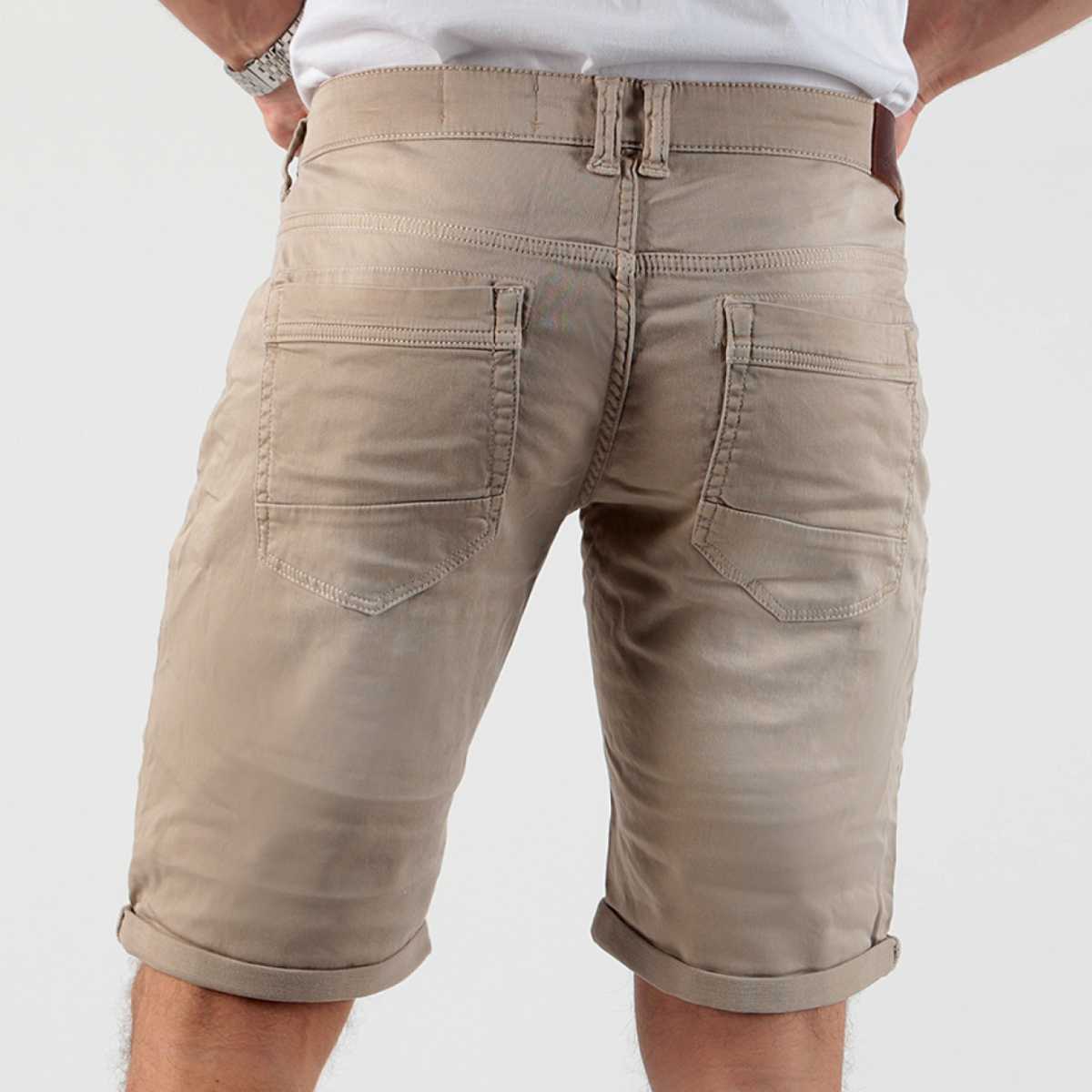 herren short von miracle of denim thomas su20-1014 warm sand 3069  angezogen hinten mitte