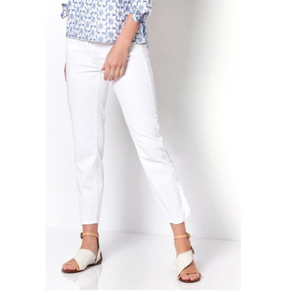 Damen Hose / Jeans Perfect Shape von Toni mit rüschen am Beinabschluss in weiss front angezogen