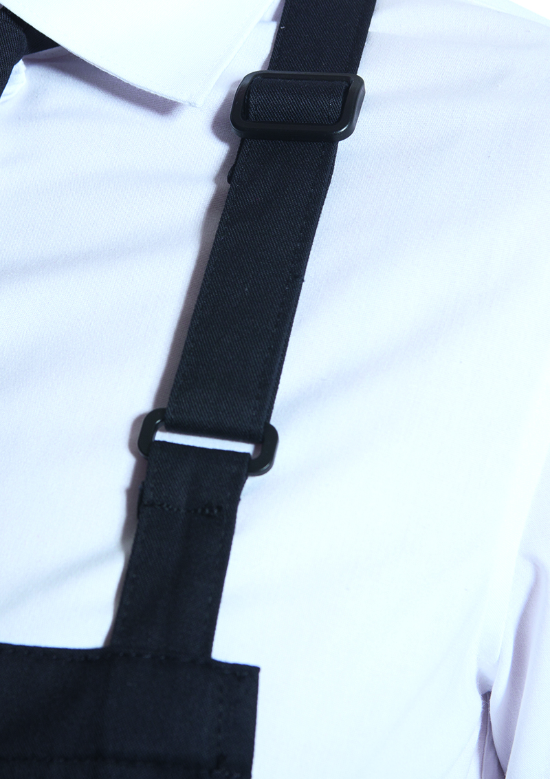 Latzschürze Unisex Schwarz – Wasserabweisende Latzschürze Basic mit Schnalle, Detailansicht
