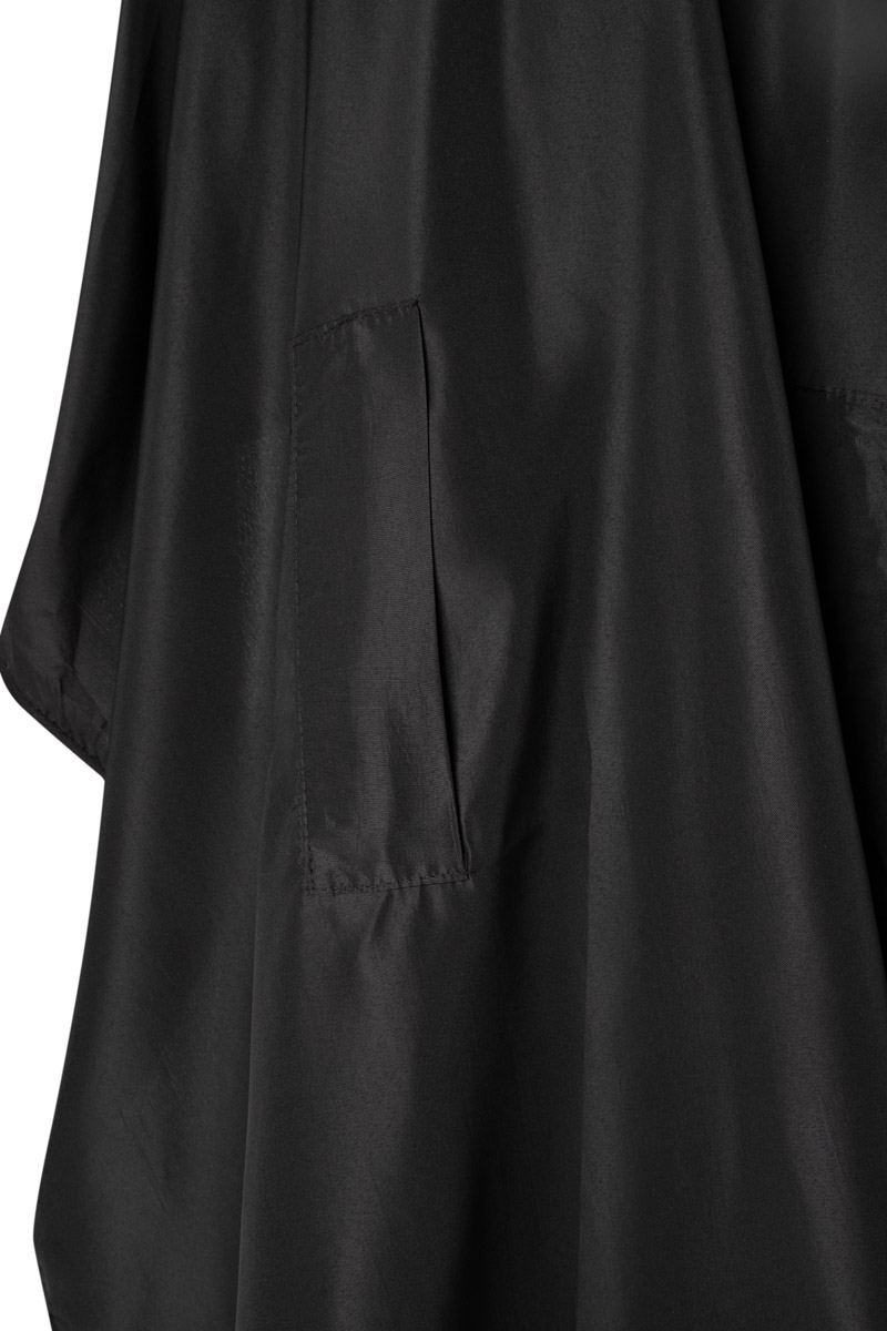Friseurumhang Unisex Schwarz – Wasserabweisender Schneideumhang mit Handdurchgriffen, Detailansicht