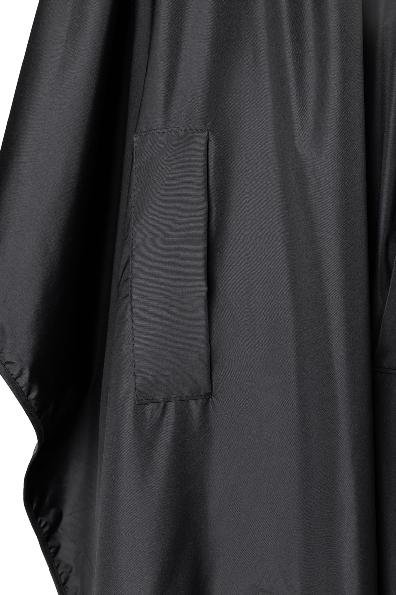 Friseurumhang Unisex Schwarz – Wasserdichter Färbeumhang mit Handdurchgriffen, Detailansicht