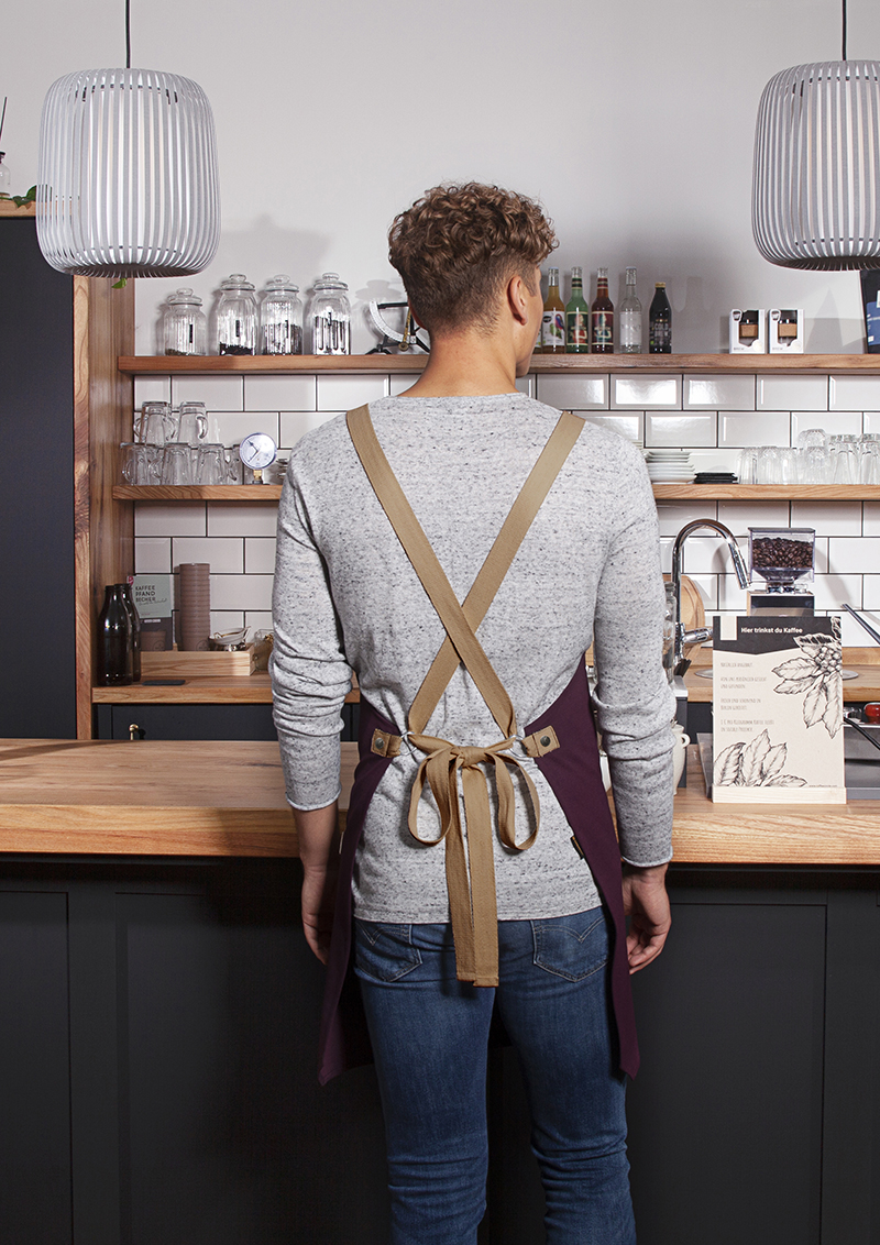 Latzschürze Unisex Aubergine – Latzschürze Urban-Look mit Kreuzbändern und Tasche, Detailansicht