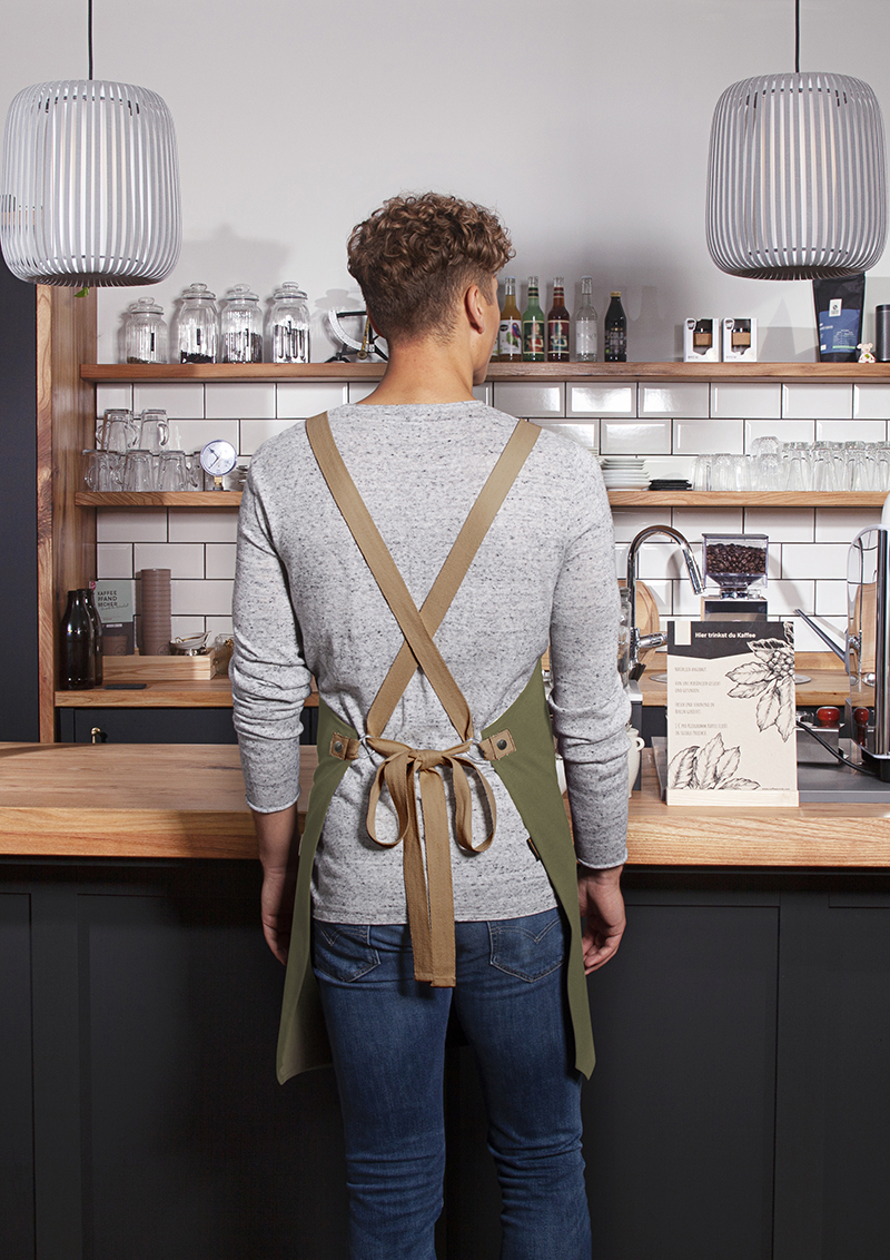 Latzschürze Unisex Moosgrün – Latzschürze Urban-Look mit Kreuzbändern und Tasche, Detailansicht