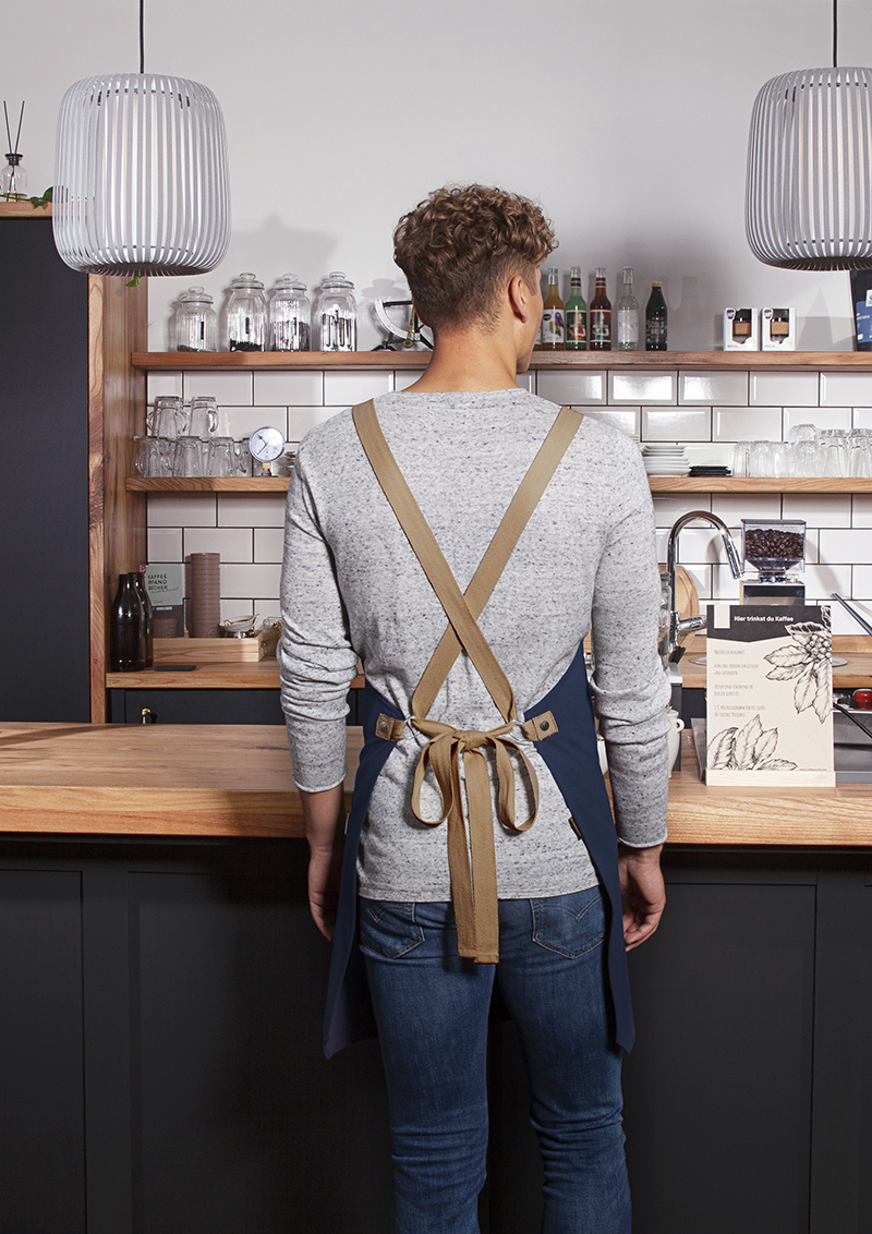 Latzschürze Unisex Stahlblau – Latzschürze Urban-Look mit Kreuzbändern und Tasche, Detailansicht