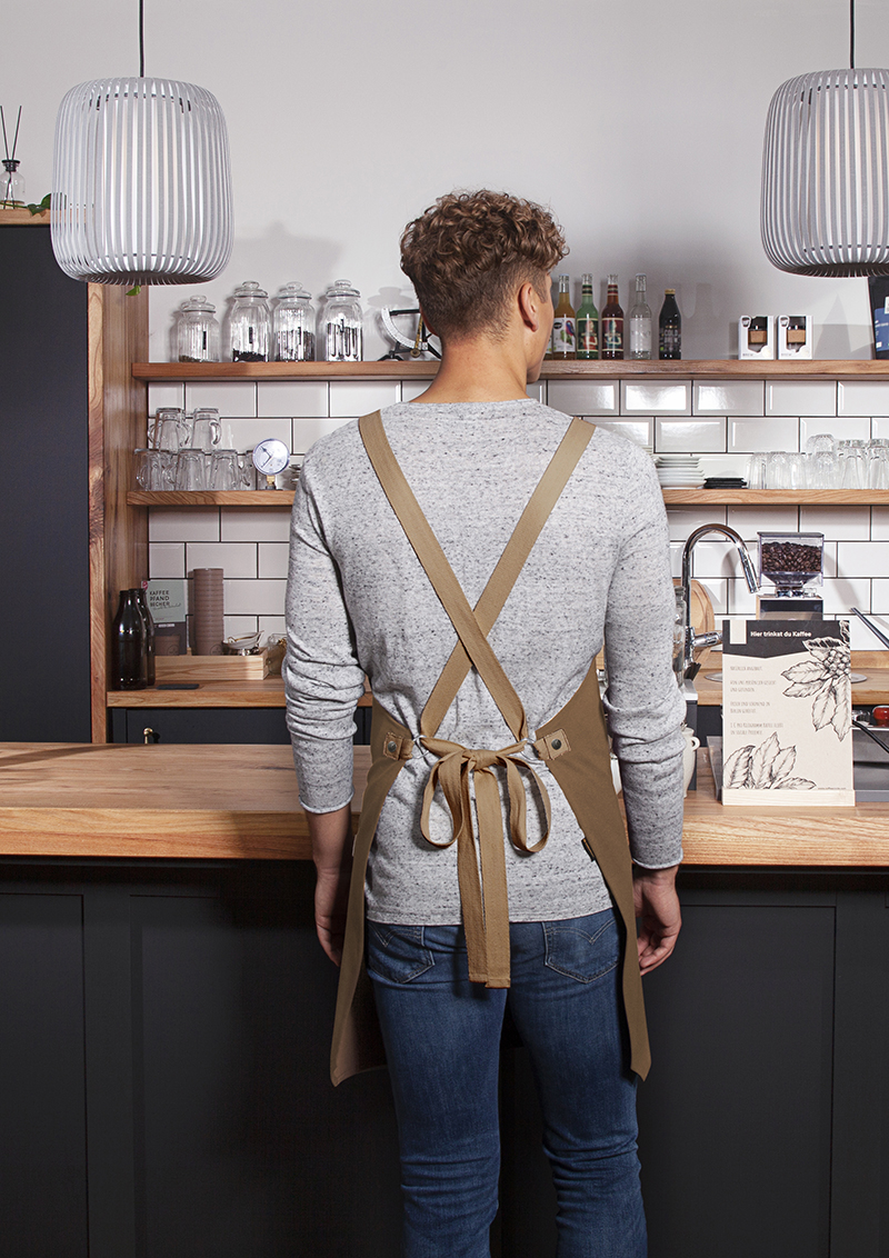 Latzschürze Unisex Zimt – Latzschürze Urban-Look mit Kreuzbändern und Tasche, Detailansicht
