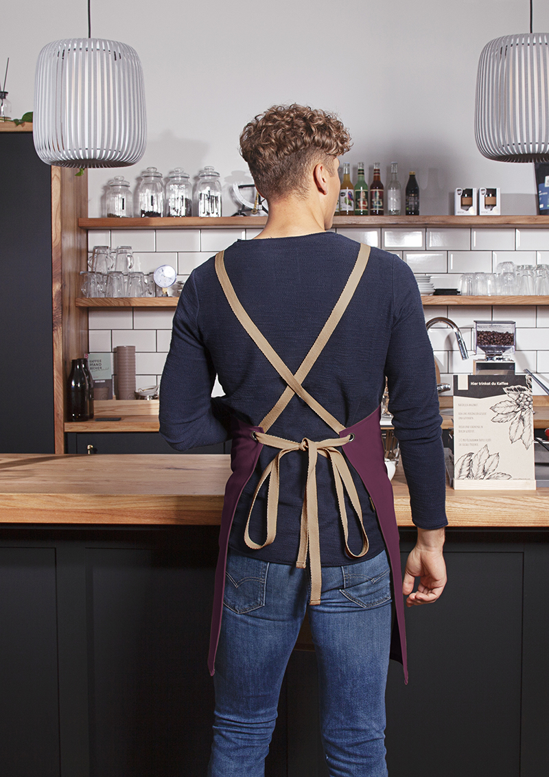 Latzschürze Unisex Aubergine – Latzschürze Urban-Nature mit Kreuzbändern und großer Tasche, Detailansicht