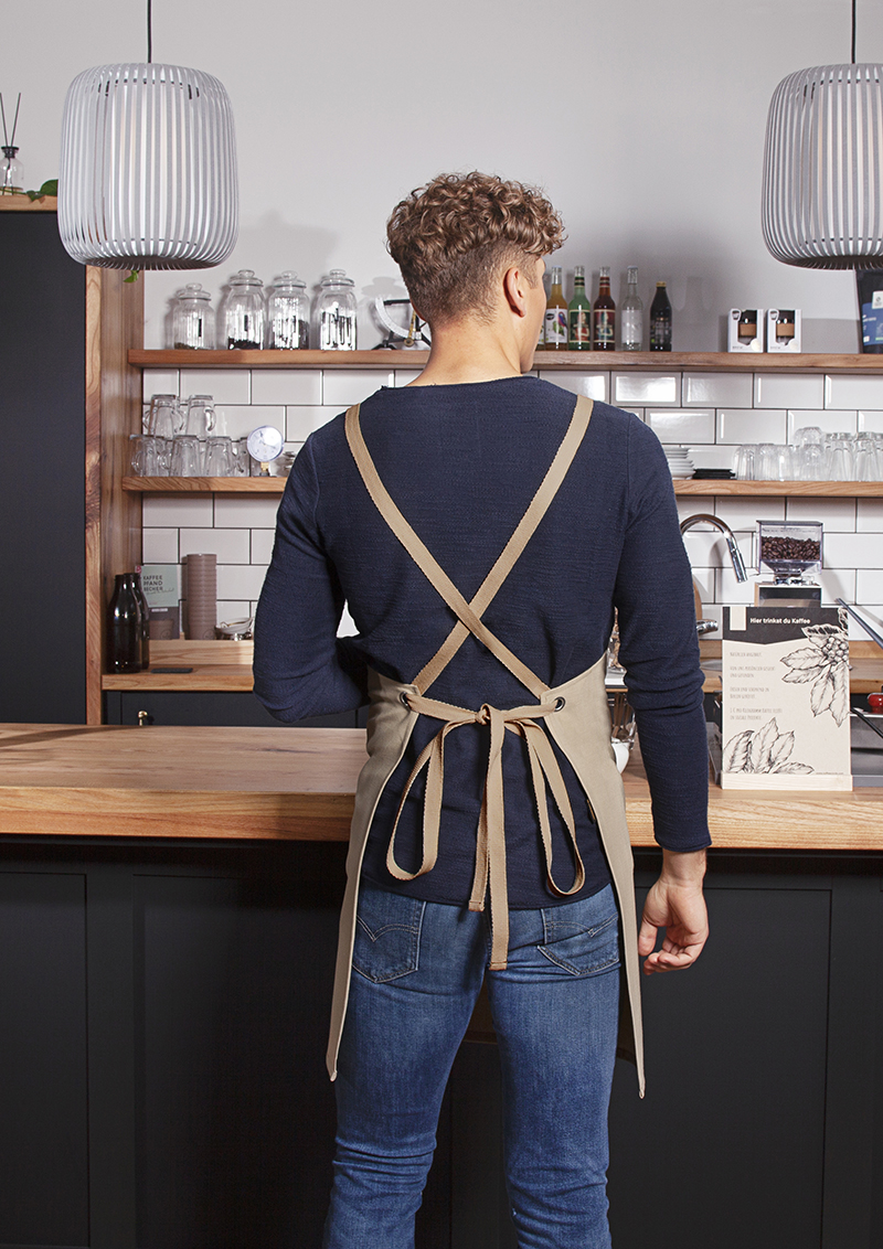 Latzschürze Unisex Kieselbeige – Latzschürze Urban-Nature mit Kreuzbändern und großer Tasche, Detailansicht