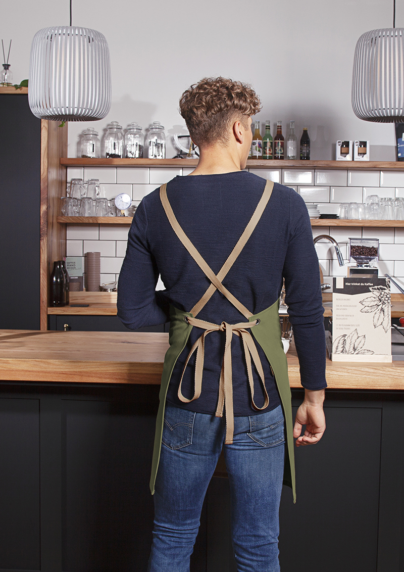 Latzschürze Unisex Moosgrün – Latzschürze Urban-Nature mit Kreuzbändern und großer Tasche, Detailansicht