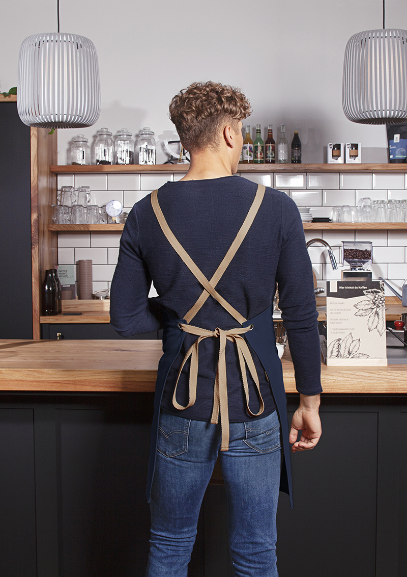 Latzschürze Unisex Stahlblau – Latzschürze Urban-Nature mit Kreuzbändern und großer Tasche, Detailansicht