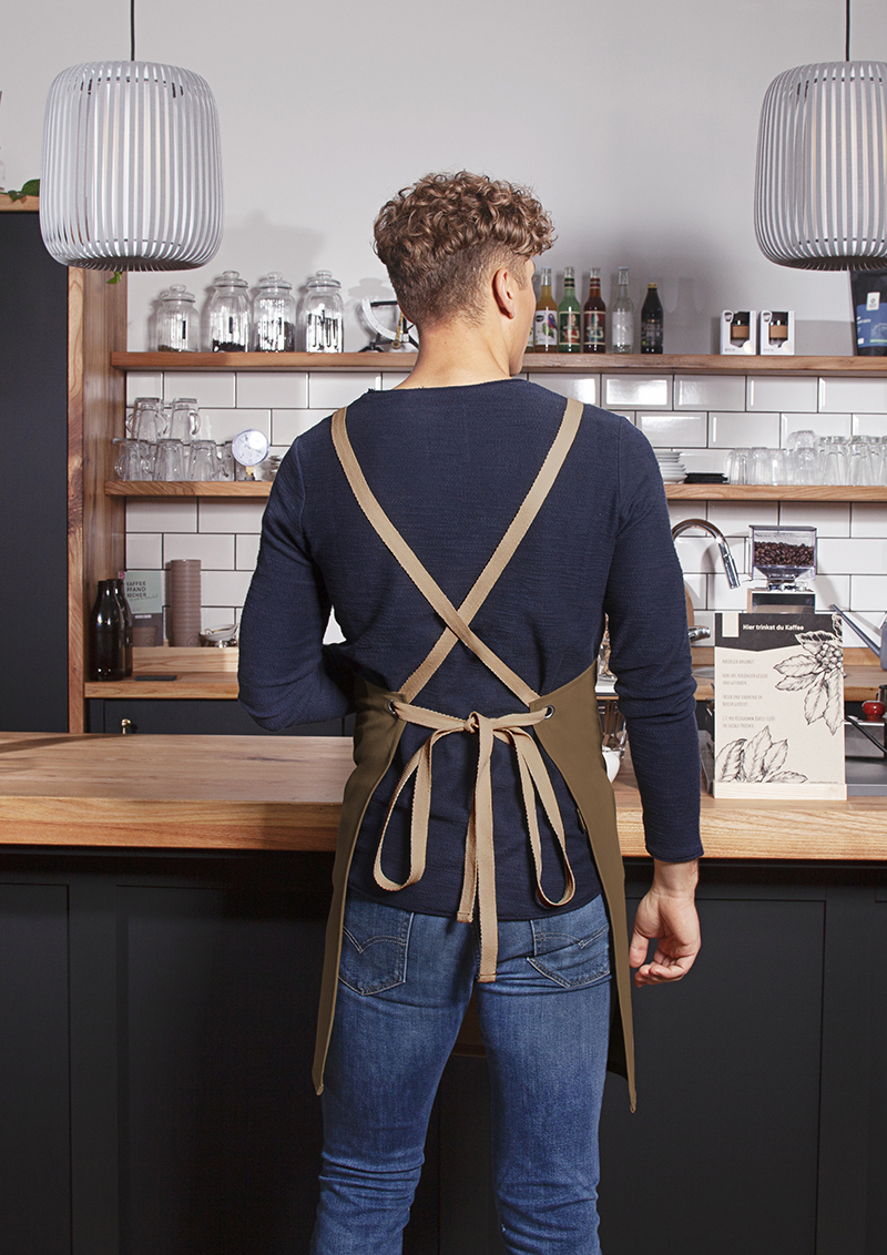 Latzschürze Unisex Zimt – Latzschürze Urban-Nature mit Kreuzbändern und großer Tasche, Detailansicht