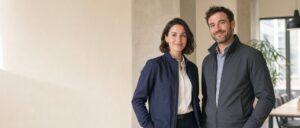 Personen in leichten eleganten Jacken in Marine und Anthrazit